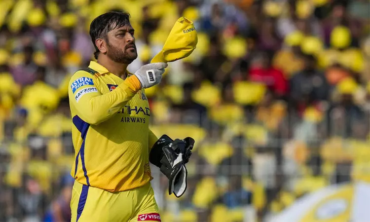 2023 ஐ.பி.எல். முடிந்தவுடன் தோனி ஓய்வு பெற்றிருக்க வேண்டும் - மனோஜ் திவாரி