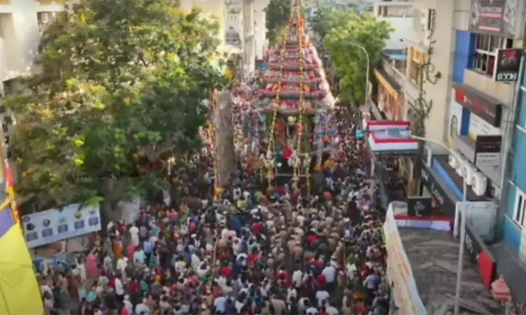 மயிலாப்பூர் கபாலீஸ்வரர் கோவிலில் தேரோட்டம்- ஏராளமான பக்தர்கள் வடம் பிடித்து இழுத்தனர் மயிலாப்பூர் கபாலீஸ்வரர் கோவிலில் தேரோட்டம்- ஏராளமான பக்தர்கள் வடம் பிடித்து இழுத்தனர்