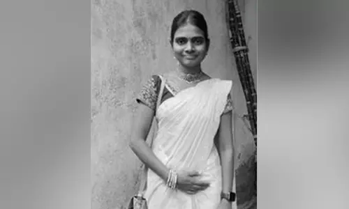 காவல்நிலையம் முன்பு விஷம் குடித்த 2 சகோதரிகள்; ஒருவர் உயிரிழப்பு காவல்நிலையம் முன்பு விஷம் குடித்த 2 சகோதரிகள்; ஒருவர் உயிரிழப்பு