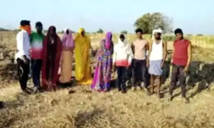 ஆண்களுக்கு சேலை உடுத்தி 100 நாள் வேலையில் மோசடி