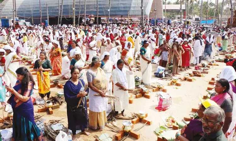 திருவனந்தபுரம் கரிக்ககம் சாமுண்டி தேவி கோவிலில் பொங்கல் வழிபாடு திருவனந்தபுரம் கரிக்ககம் சாமுண்டி தேவி கோவிலில் பொங்கல் வழிபாடு