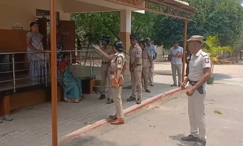 பூப்பெய்திய மாணவியை வெளியே உட்கார வைத்த விவகாரம் - பள்ளி முதல்வர் சஸ்பெண்டு