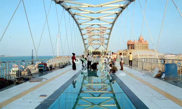 கன்னியாகுமரி: கண்ணாடி பாலத்தில் நடந்து செல்ல சுற்றுலா பயணிகளுக்கு 5 நாட்கள் தடை