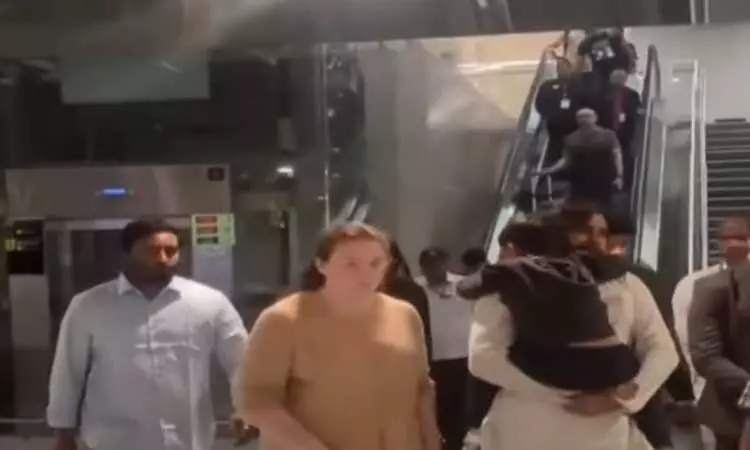 சிங்கப்பூரில் இருந்து மகனுடன் வீடு திரும்பினார் பவன் கல்யாண் சிங்கப்பூரில் இருந்து மகனுடன் வீடு திரும்பினார் பவன் கல்யாண்