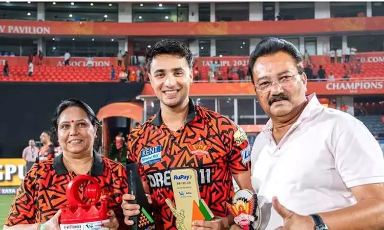 141 ரன்கள் குவித்தபோதும் தந்தை திருப்தியடையவில்லை; அபிஷேக் சர்மா 141 ரன்கள் குவித்தபோதும் தந்தை திருப்தியடையவில்லை; அபிஷேக் சர்மா