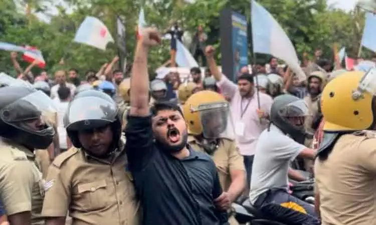 கல்வீச்சு, வன்முறை... அசாமிலும் வெடித்த வக்பு சட்டத்திற்கு எதிரான போராட்டம்; போலீசார் தடியடி