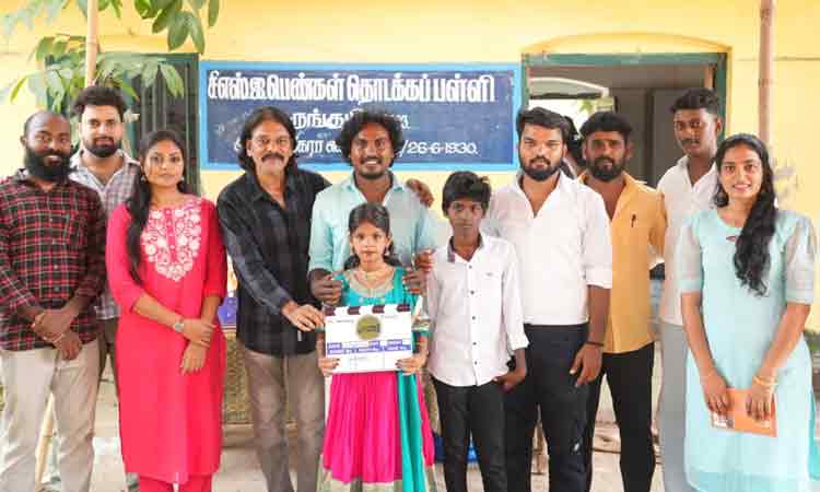 பள்ளி மாணவிகளின் முன்னிலையில் 'சாணி' திரைப்படத்தின் பூஜை