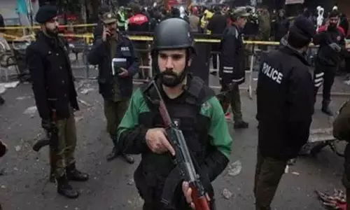 பாகிஸ்தானில் சக்தி வாய்ந்த வெடிகுண்டு தாக்குதல்: 3 போலீசார் பலி; 16 பேர் காயம் பாகிஸ்தானில் சக்தி வாய்ந்த வெடிகுண்டு தாக்குதல்: 3 போலீசார் பலி; 16 பேர் காயம்