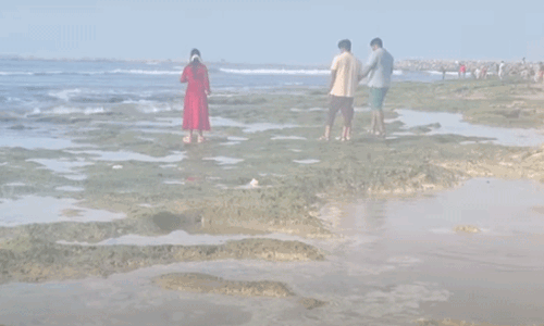 திருச்செந்தூரில் திடீரென உள்வாங்கிய கடல் திருச்செந்தூரில் திடீரென உள்வாங்கிய கடல்