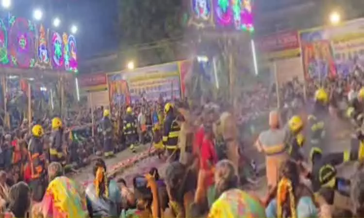 கோவில் திருவிழாவில் பூக்குழியில் தவறி விழுந்த பக்தர் உயிரிழப்பு கோவில் திருவிழாவில் பூக்குழியில் தவறி விழுந்த பக்தர் உயிரிழப்பு