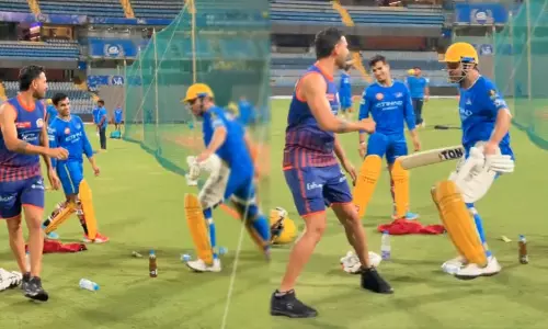 தீபக் சாஹரை பேட்டால் அடிக்க பாய்ந்த தோனி - வைரலாகும் வீடியோ