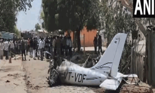 குஜராத்: குடியிருப்பு பகுதியில் விழுந்து நொறுங்கிய பயிற்சி விமானம் - விமானி பலி