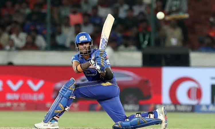 ஐ.பி.எல்.: வித்தியாசமான சாதனையில் 2-வது வீரராக இணைந்த சூர்யகுமார் யாதவ்