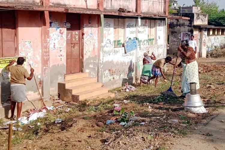 தினத்தந்தி  செய்தி எதிரொலி : புதுக்கோட்டை மலையப்ப நகரில் அங்கன்வாடி மையம் முன்பு புதர்கள் அகற்றம்