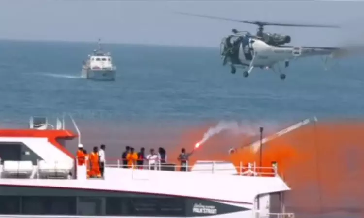 காஷ்மீர் தாக்குதல் எதிரொலி: நடுக்கடலில் பாதுகாப்பு, மீட்புப் பணி ஒத்திகை