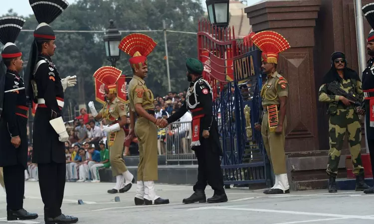 வாகா-அட்டாரி எல்லை: பாகிஸ்தான் ராணுவ வீரர்களுடன் கைகுலுக்க தடை