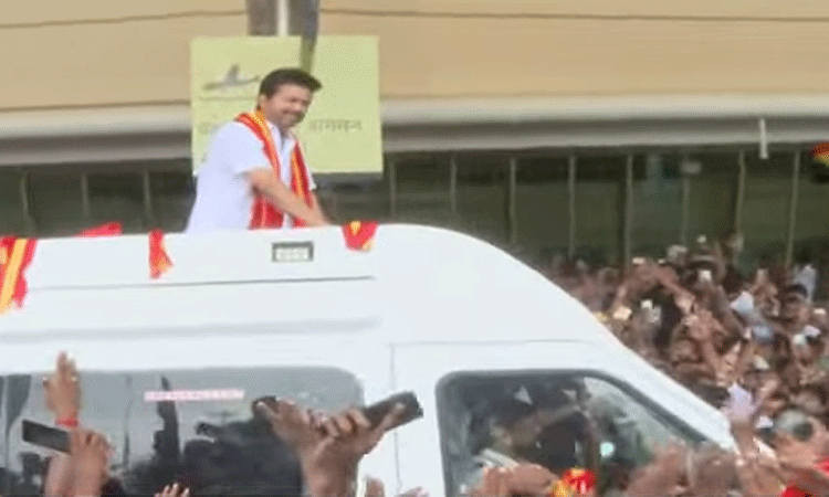 கோவை வந்தார் விஜய்... குவிந்த த.வெ.க.வினர், ரசிகர்கள் - ஸ்தம்பித்த ஏர்போர்ட்