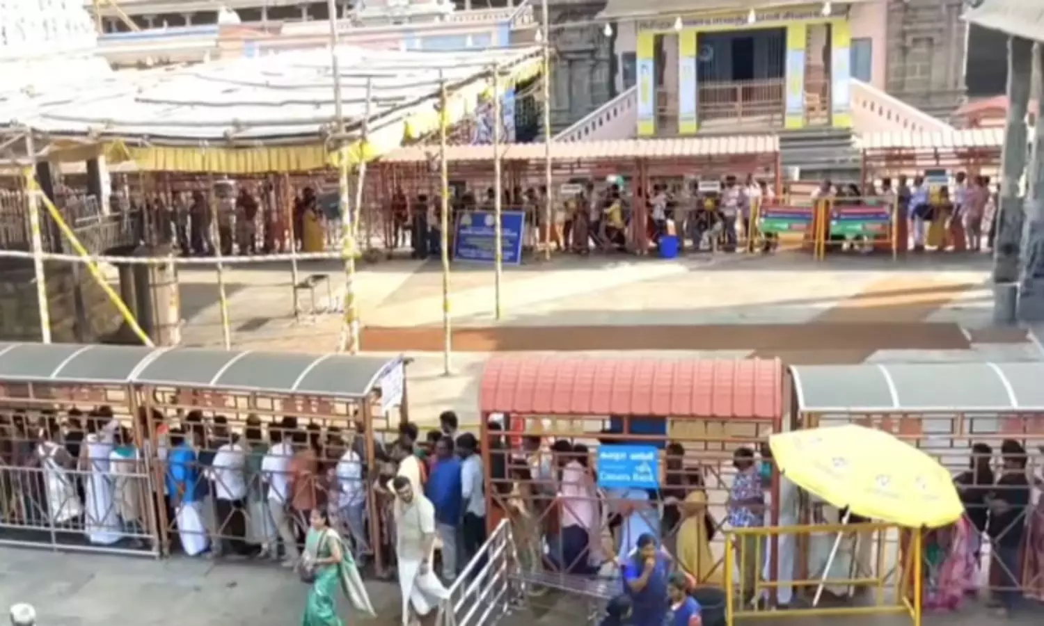திருவண்ணாமலையில் அலைமோதிய பக்தர்கள் கூட்டம்; 5 மணி நேரம் காத்திருந்து சாமி தரிசனம்