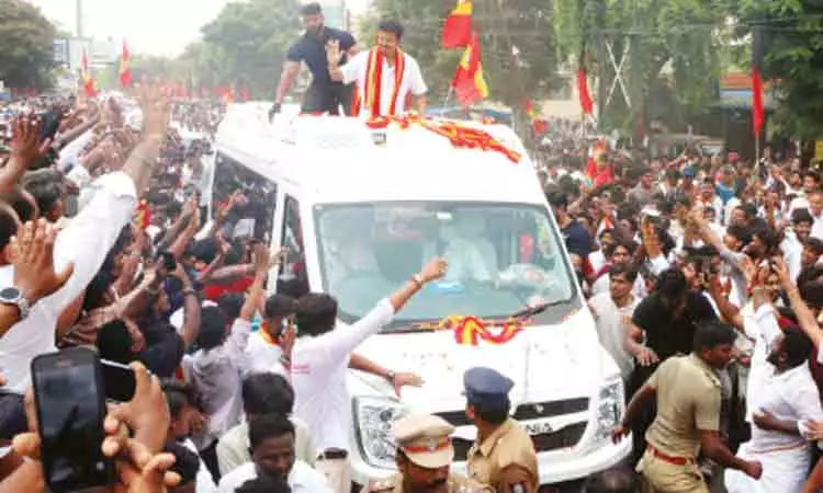 விஜய் வருகையின் போது போக்குவரத்துக்கு இடையூறு: போலீசார் வழக்குப்பதிவு விஜய் வருகையின் போது போக்குவரத்துக்கு இடையூறு: போலீசார் வழக்குப்பதிவு