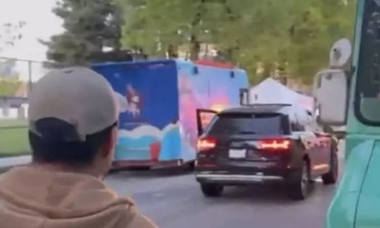 கனடா: கூட்டத்திற்குள் புகுந்த கார் - பலர் உயிரிழப்பு என தகவல் கனடா: கூட்டத்திற்குள் புகுந்த கார் - பலர் உயிரிழப்பு என தகவல்