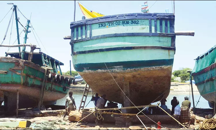 கடலூரில் விசைப்படகுகளை சீரமைக்கும் பணியில் மீனவர்கள் மும்முரம்