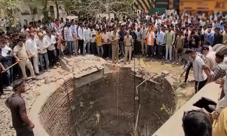 கட்டுப்பாட்டை இழந்து கிணற்றுக்குள் விழுந்த வேன் - 10 பேர் பலியான சோகம் கட்டுப்பாட்டை இழந்து கிணற்றுக்குள் விழுந்த வேன் - 10 பேர் பலியான சோகம்