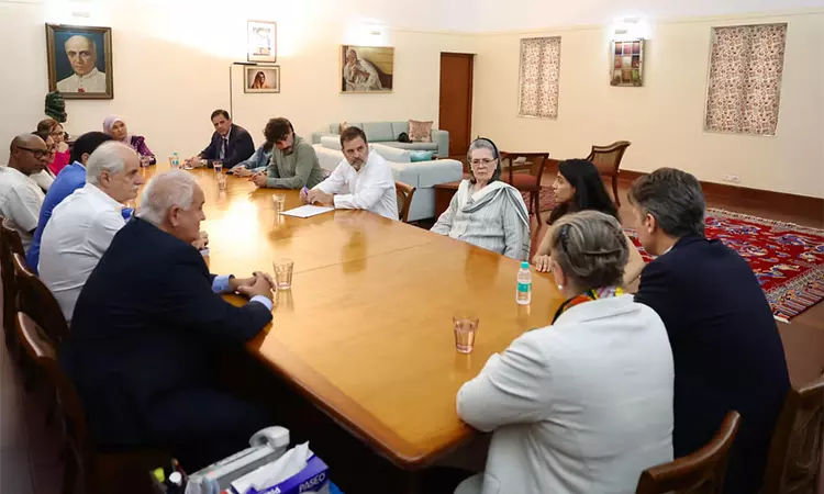 சோனியா, ராகுலுடன் சர்வதேச அமைப்பு பிரதிநிதிகள் சந்திப்பு