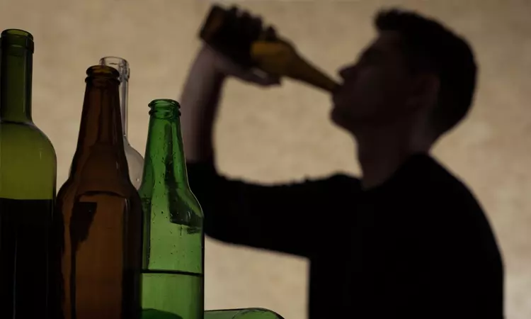 ரூ.10 ஆயிரத்துக்காக சவால்.. மதுவில் தண்ணீர் கலக்காமல் குடித்த வாலிபர்.. அடுத்து நடந்த விபரீதம்