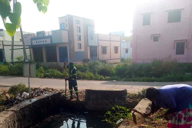 தினத்தந்தி செய்தி எதிரொலி: கழிவுநீர் கால்வாயில் தேங்கியிருந்த குப்பைகள் அகற்றம்