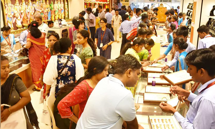 அட்சய திருதியை தங்கம் விற்பனை: நகைக் கடைகளில் அலைமோதிய கூட்டம்
