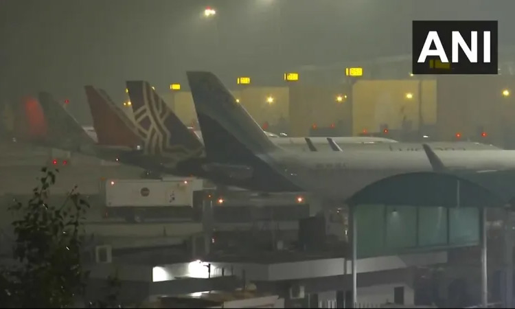 மோசமான வானிலை; டெல்லி விமான நிலையத்தில் 200 விமானங்கள் தாமதம்