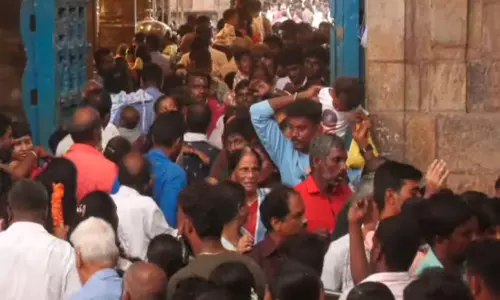 திருநள்ளாறு சனீஸ்வரர் கோவிலில் அலைமோதும் பக்தர்கள் கூட்டம்