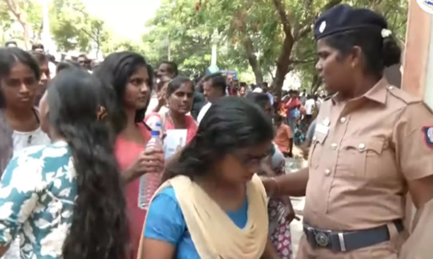 சற்று நேரத்தில் தொடங்குகிறது நீட் தேர்வு; மாணவர்கள் கடும் சோதனைக்கு பின் அனுமதி சற்று நேரத்தில் தொடங்குகிறது நீட் தேர்வு; மாணவர்கள் கடும் சோதனைக்கு பின் அனுமதி