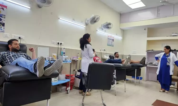 பாகிஸ்தான் தாக்குதல்; காயமடைந்த நபர்களுக்காக நூற்றுக்கணக்கில் இளைஞர்கள் ரத்த தானம்