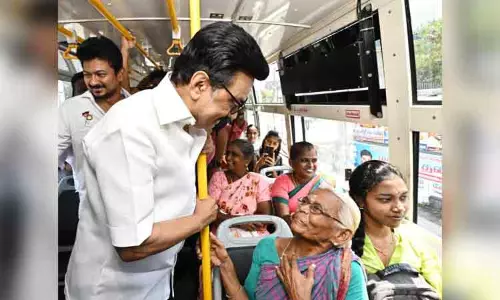 மாநகரப் பேருந்தில் பயணம் செய்த முதல்-அமைச்சர்: விடியல் பயணத் திட்டம் குறித்து பயணிகளிடம் உரையாடினார்