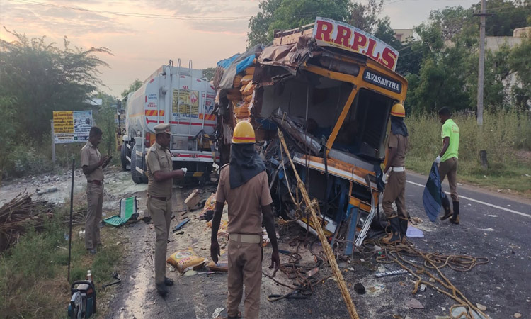 பெட்ரோல் டேங்கர் லாரியும் அரிசி ஏற்றி வந்த லாரியும் நேருக்கு நேர் மோதி விபத்து
