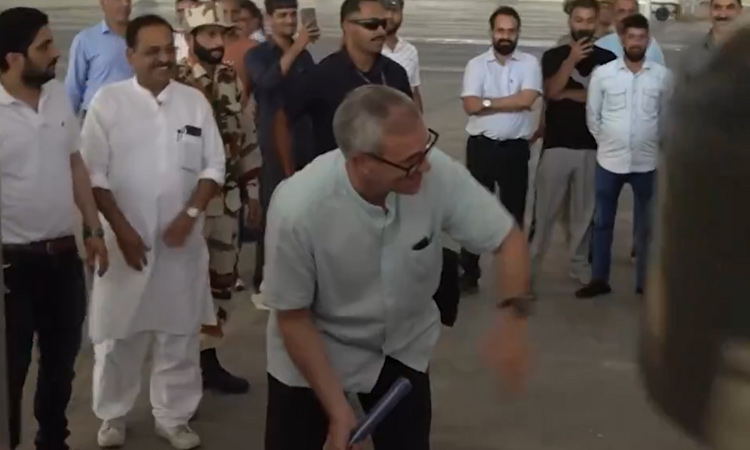 பாக். தாக்குதலால் இடம்பெயர்ந்த மக்களுடன் கிரிக்கெட் விளையாடிய ஜம்மு-காஷ்மீர் முதல் மந்திரி