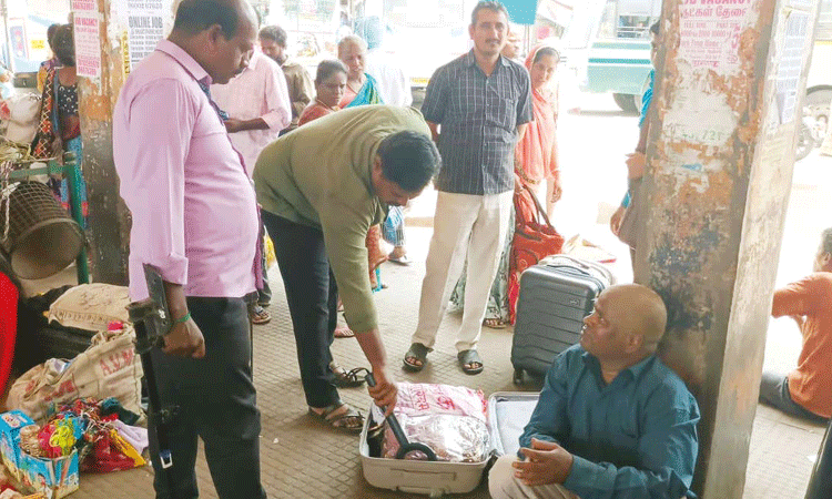 சித்ரா பவுர்ணமி: திருவண்ணாமலையில் பலத்த போலீஸ் பாதுகாப்பு சித்ரா பவுர்ணமி: திருவண்ணாமலையில் பலத்த போலீஸ் பாதுகாப்பு