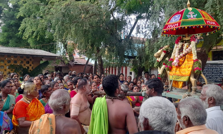 சனி பிரதோஷ சிறப்பு வழிபாடு.. சிவன் கோவில்களில் குவிந்த பக்தர்கள்