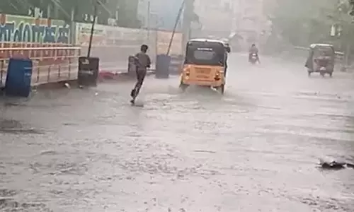 சென்னையில் பல்வேறு இடங்களில் பரவலாக மழை