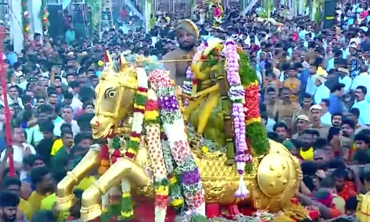 பச்சைப்பட்டு உடுத்தி வைகையில் எழுந்தருளிய கள்ளழகர் : விண்ணை எட்டிய கோவிந்தா முழக்கம்