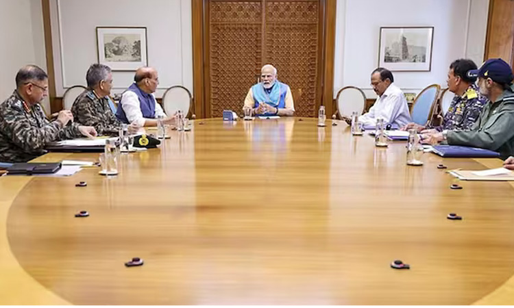 பிரதமர் மோடியுடன் முப்படை தளபதிகள், ராஜ்நாத்சிங் ஆலோசனை