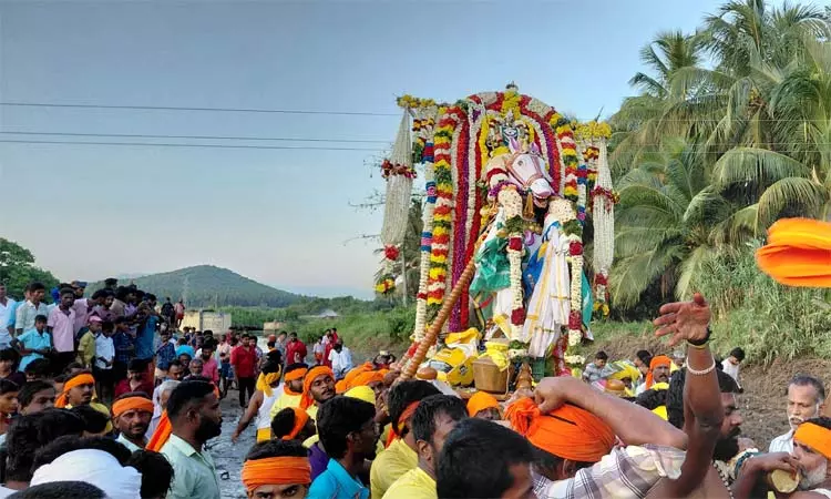 முல்லை பெரியாற்றில் எழுந்தருளிய கள்ளழகர்