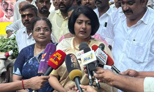 எடப்பாடி பழனிசாமி கட்சியை காப்பாற்றியது போல் தமிழகத்தையும் காப்பாற்றுவார் - காயத்ரி ரகுராம்