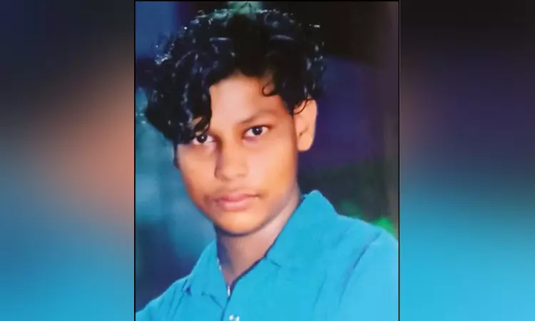 வாலிபரை குத்திக்கொன்று பிணத்தின் மீது சுயநினைவின்றி கிடந்த நண்பர்