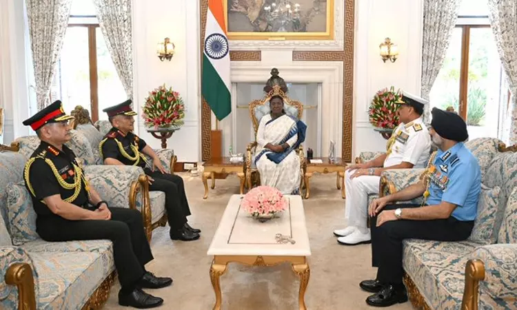 ஜனாதிபதி திரவுபதி முர்முவுடன் முப்படை தளபதிகள் சந்திப்பு ஜனாதிபதி திரவுபதி முர்முவுடன் முப்படை தளபதிகள் சந்திப்பு