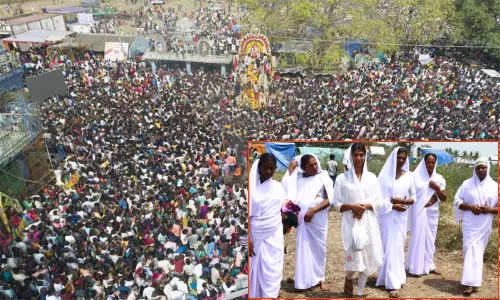 கூவாகம் திருவிழா.. அரவான் களப்பலிக்கு பின் தாலி அறுத்து விதவைக்கோலத்துக்கு மாறிய திருநங்கைகள் கூவாகம் திருவிழா.. அரவான் களப்பலிக்கு பின் தாலி அறுத்து விதவைக்கோலத்துக்கு மாறிய திருநங்கைகள்