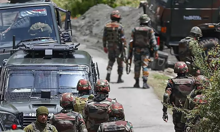 ஜம்மு காஷ்மீரில் துப்பாக்கி சண்டை: 3 பயங்கரவாதிகள் சுட்டுக்கொலை ஜம்மு காஷ்மீரில் துப்பாக்கி சண்டை: 3 பயங்கரவாதிகள் சுட்டுக்கொலை