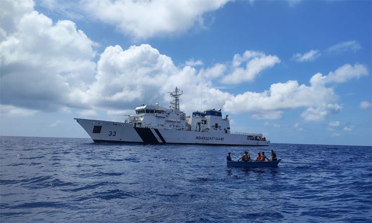 வங்கக்கடலில் ழூழ்கிய சரக்கு கப்பல்: மாலுமிகளை பத்திரமாக மீட்ட கடலோர காவல் படை