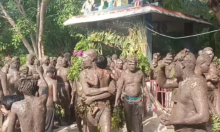 உடலில் சேற்றை பூசி அம்மனுக்கு நேர்த்திக்கடன் செலுத்திய பக்தர்கள் உடலில் சேற்றை பூசி அம்மனுக்கு நேர்த்திக்கடன் செலுத்திய பக்தர்கள்